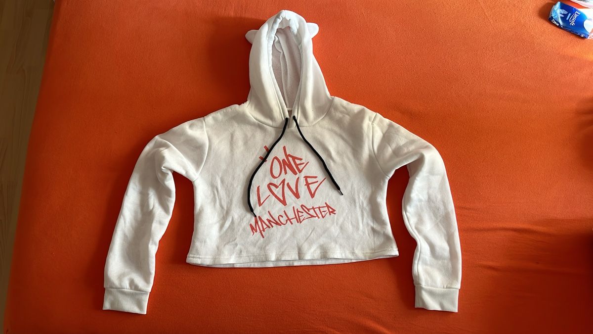 Blusen, T-Shirts & Tops: White Hoodie Manchester – Gebraucht aus Laufen von joaxxos