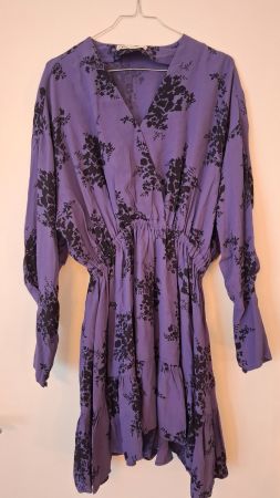 Abito Zara viola con stampa floreale usato