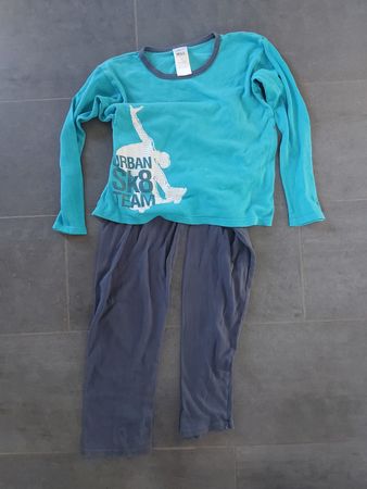 Coole Pyjama mit Skater Motiv, Grösse 152