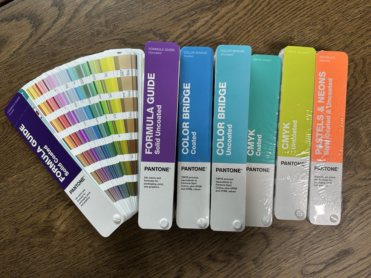 Pantone Color Guide Set - Coated & Uncoated - With Case! (Neu (gemäss ...