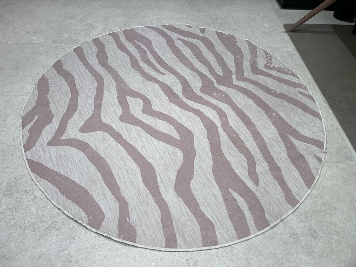Teppiche: Waschbarer, runder Zebra Teppich 200cm – Gebraucht aus Schmerikon von graugugg