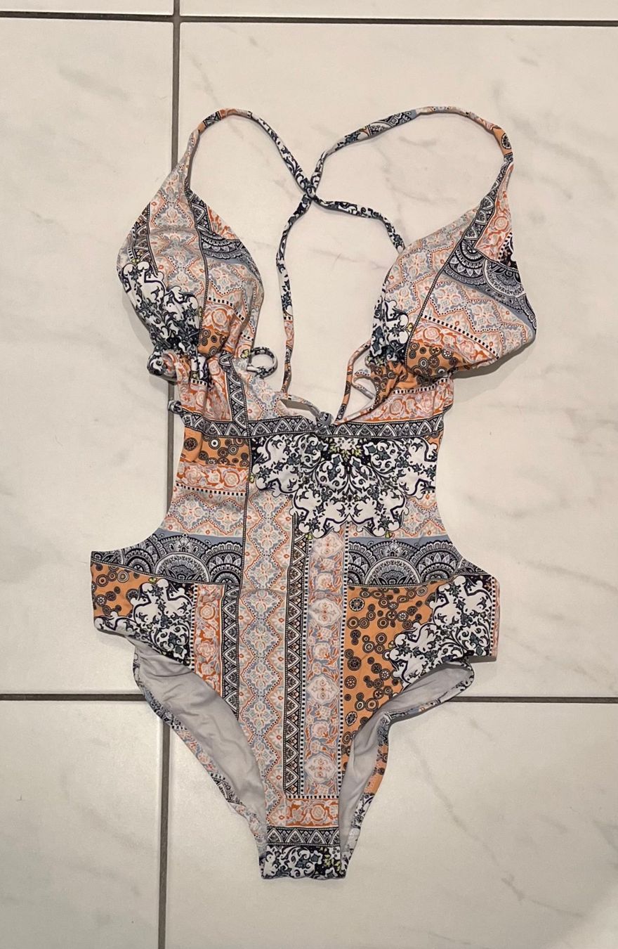 Badekleider & Bikinis: Monokini - Cut out Badeanzug (3 Stk.) – Gebraucht aus Adligenswil von Panda1234 3