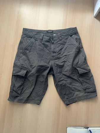 Graue Cargo Shorts