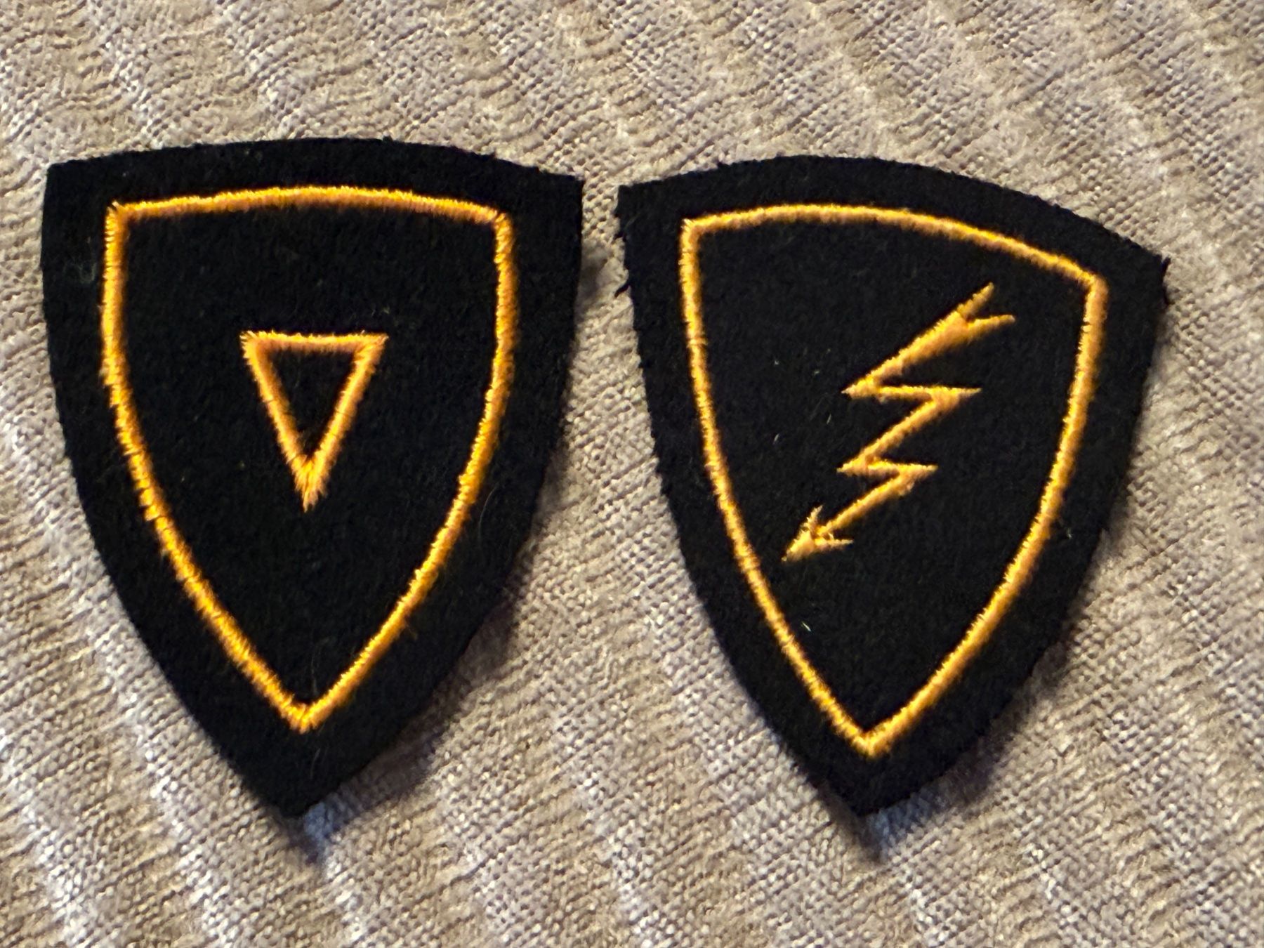 Schweizer Armee Placchette & Badge: 2 Spezialistenabzeichen - Schweizer Armee – Nuovo (secondo la descrizione) da Brütten venduto da Hst1
