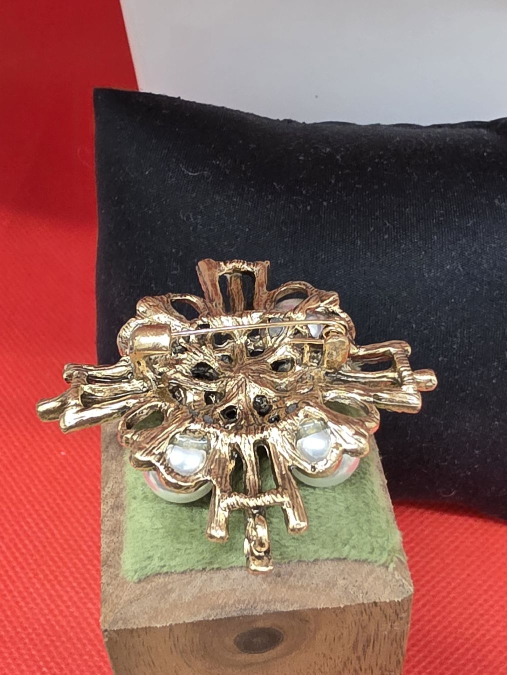 Broschen & Nadeln: Brosche goldfarben mit Perlen und Steinen  – Neu (gemäss Beschreibung) aus Herisau von Antiques.AR 1