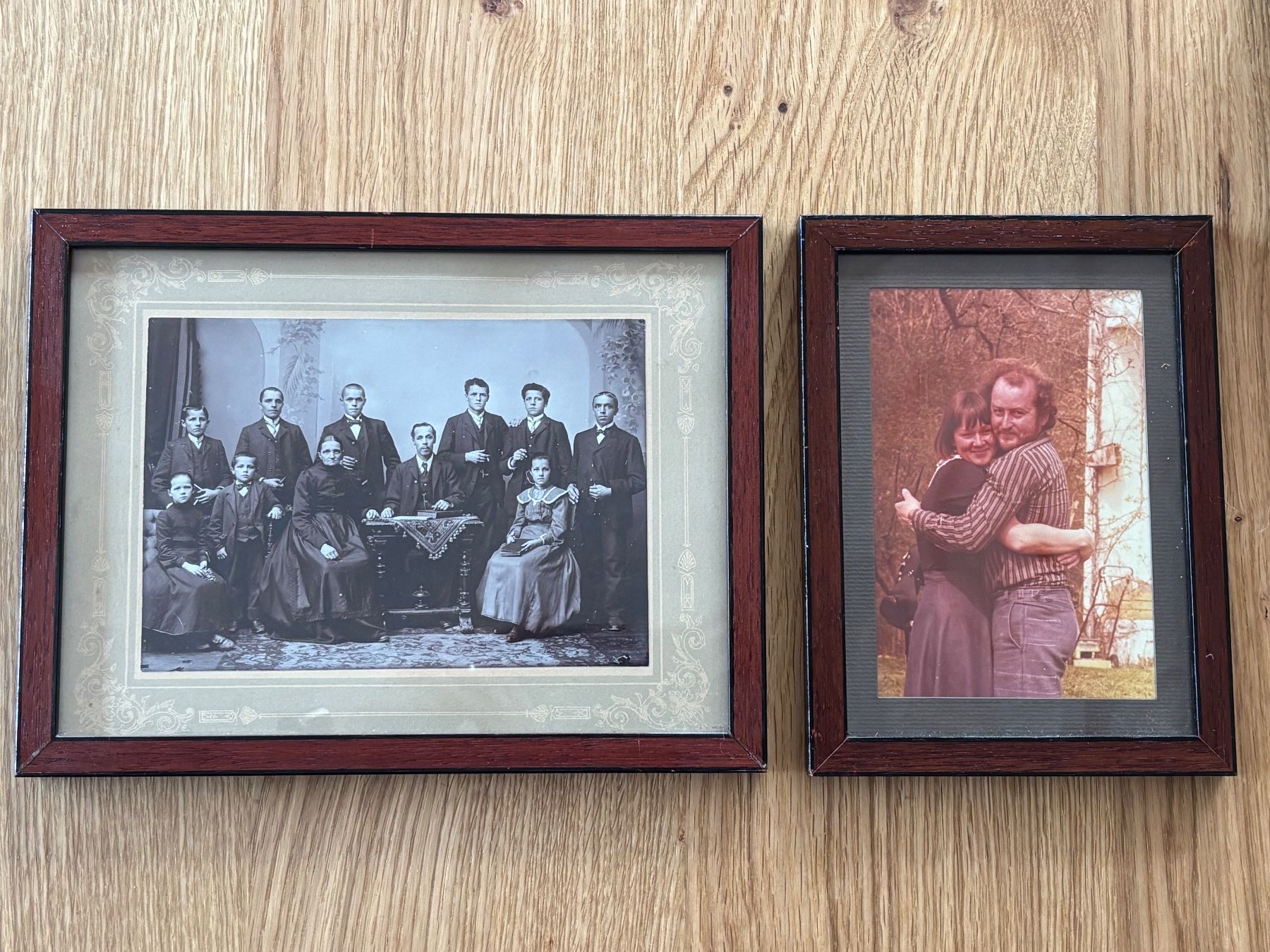 Cornici: Zwei Vintage-Holz-Bilderrahmen mit schwarzem Rand – Usato da Horgen venduto da uge_pd5p