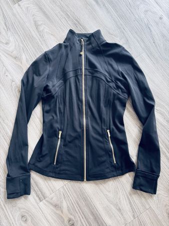 Lululemon Define Schwarz mit gold Zipper Gr 8