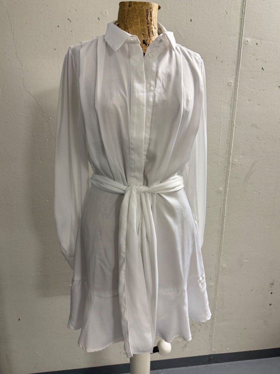 Guess Vestiti: Mini robe blanche ceintrée élégante guess – Usato da Morges venduto da Vintage_Only