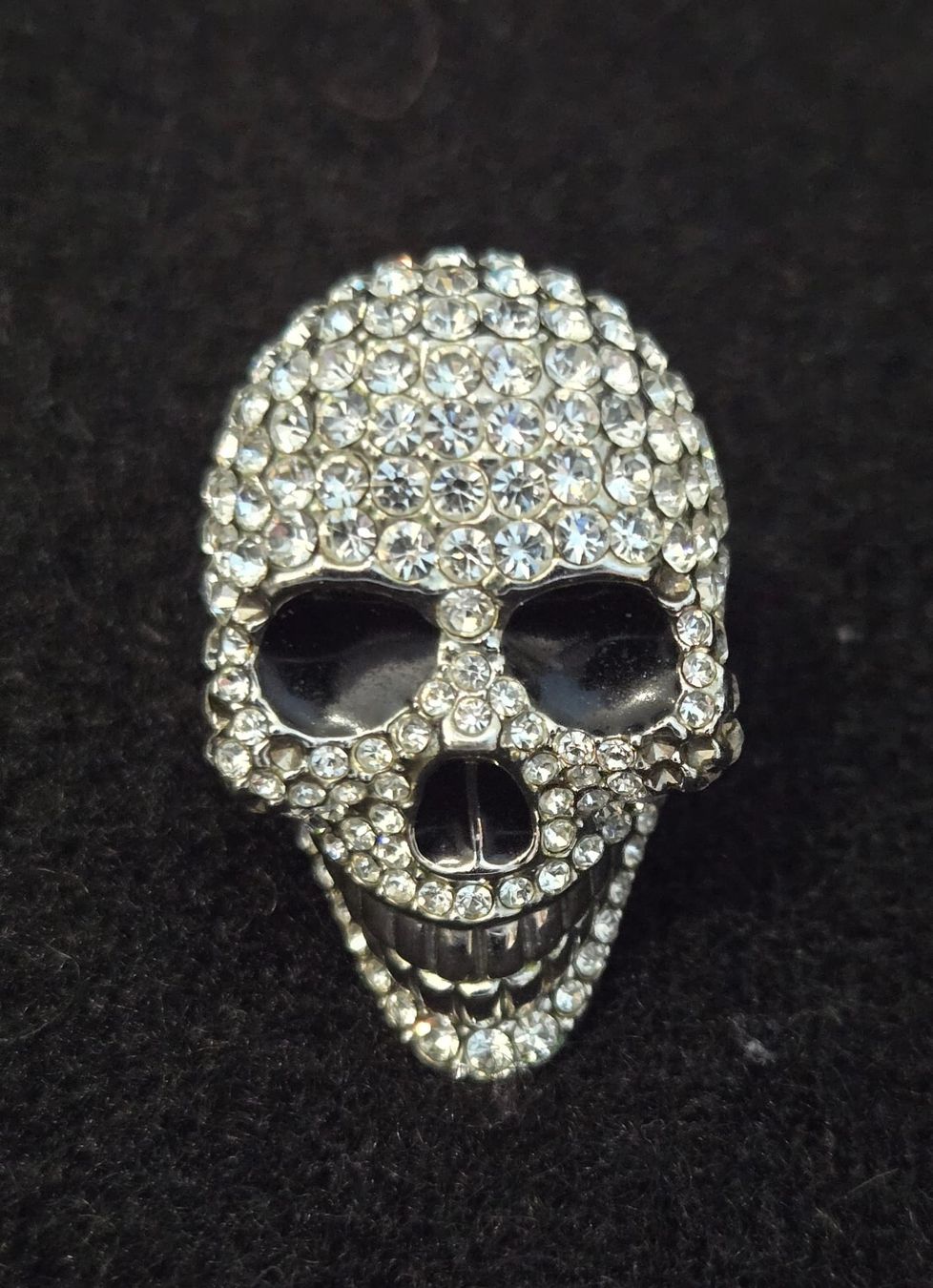 Anelli: Statement Totenkopf Ring mit Strass besetzt – Usato da Rheinsulz venduto da Dred 1