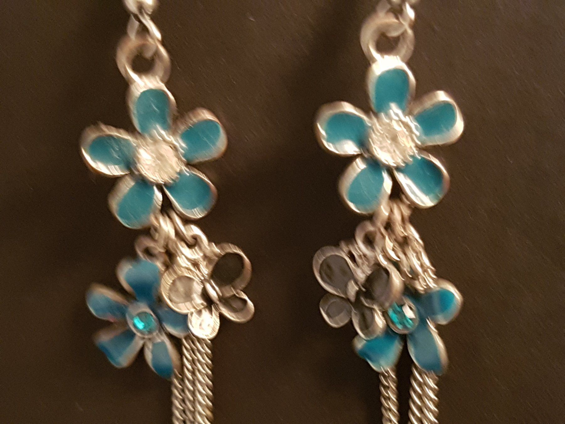 Boucles d'oreille: Ohrhänger Blumen Schmetterling türkis silberfarben glitzrig – D'occasion à Ettingen par Maranathatalitha 1