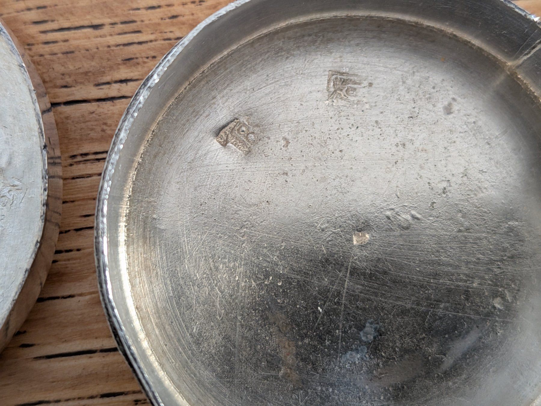 Flaconi: Pillendose mit Parfumflacon in Silber – Usato da Wohlen AG venduto da Tikale 5