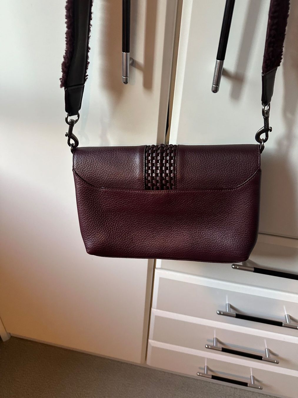 Taschen für Damen: AKRIS original Umhängetasche in Weinrot – Gebraucht aus Luzern von gwand 2
