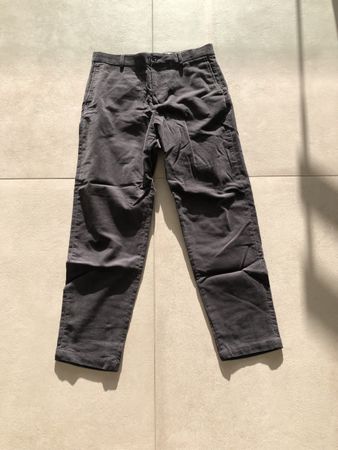 Pantalon H&M en velours côtelé gris, taille 46 comme neuf