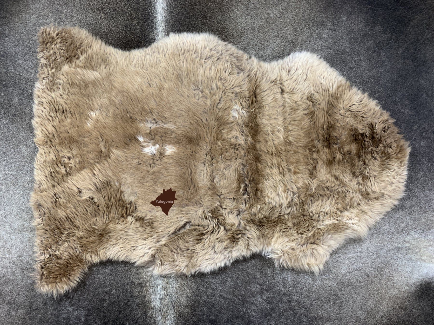 Tappeti: Neuseeland Lammfell Teppich – Nuovo e nell'imballaggio originale da Arbedo venduto da patagonialeatherrugs 1