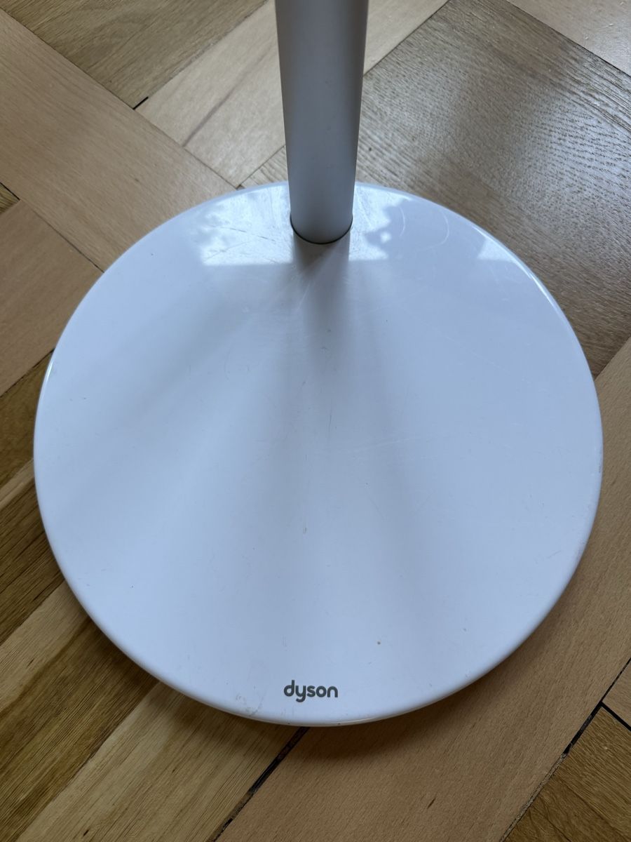 Dyson Supporti a parete: Dyson Floor Dock Aufbewahrungsständer weiss – Usato da Luzern venduto da Grawp 1
