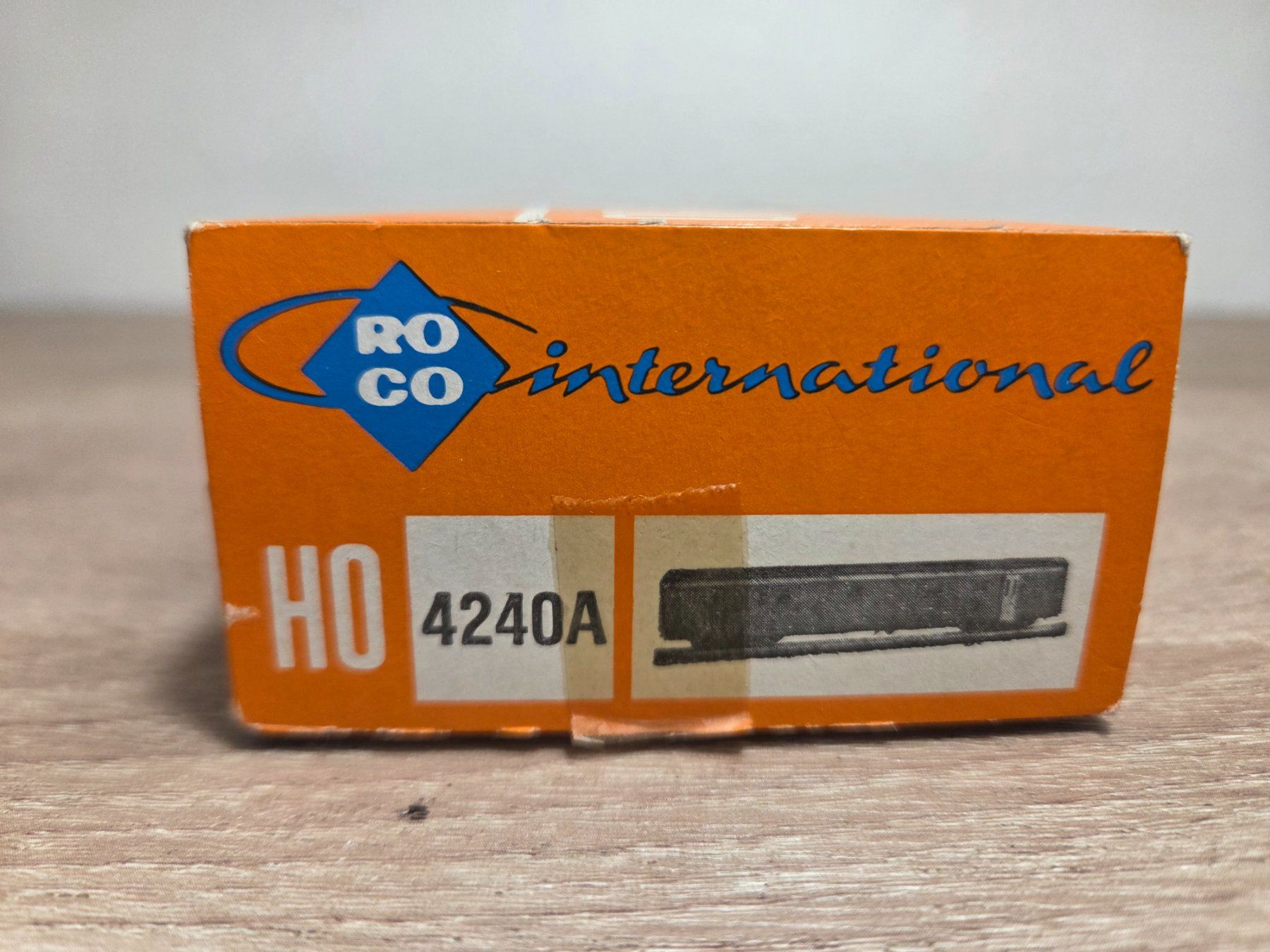 Roco Modellini di ferrovie: Roco 4240A Gepäckwagen BLS H0 – Nuovo e nell'imballaggio originale da St-Aubin-Sauges venduto da Lo_Go 6