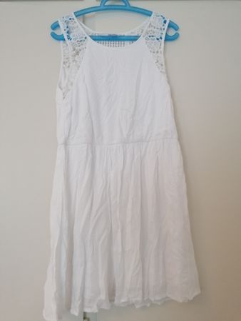 Robe blanche avec broderie