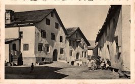 Guarda. Dorfpartie, Frau mit Kindern