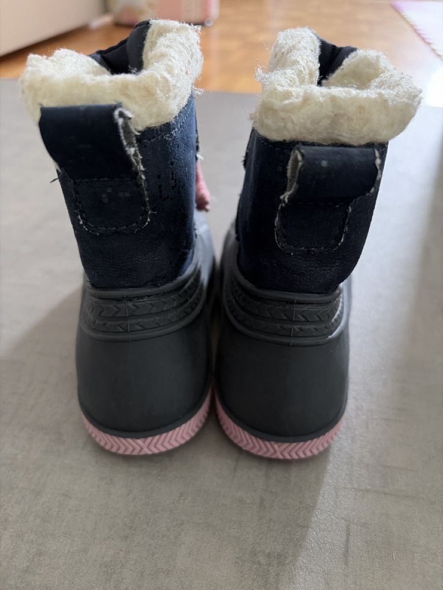 Scarpe per ragazzi: Bottes d'hiver enfant taille 24/25 fourrées – Usato da Köniz venduto da fan_s7sj 2