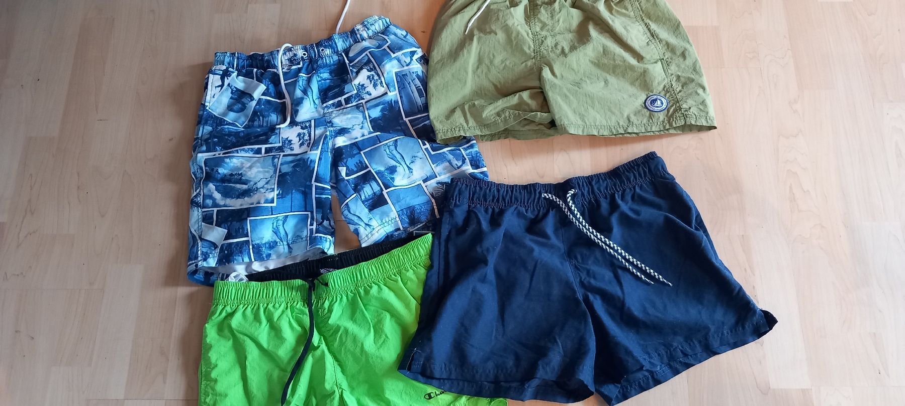 Lotti & Set di vestiti: Paket mit Badeshorts Gr. S – Usato da Rebstein venduto da bestforyou