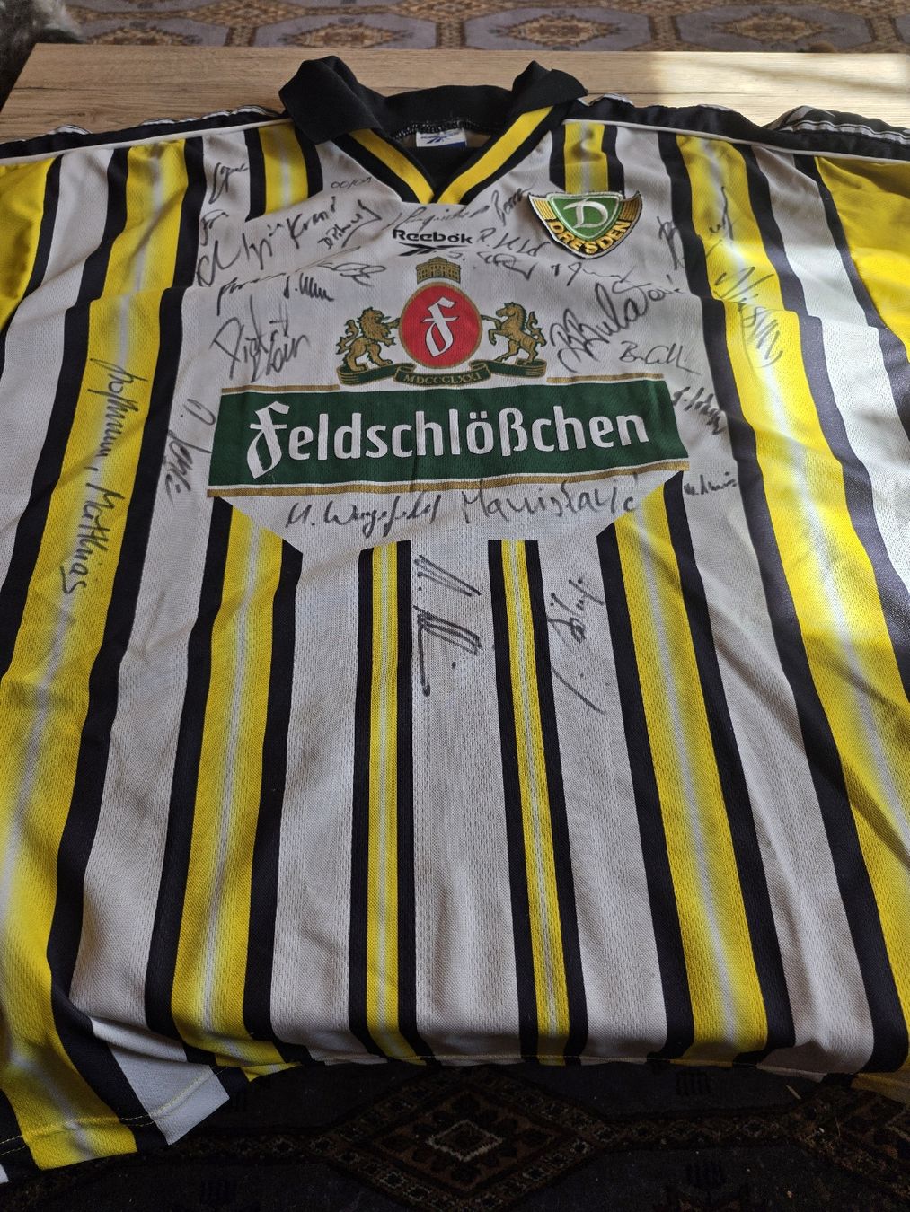 Dynamo Dresden Leibchen & Hosen: Dynamo Dresden Trikot Saison 99/00 mit Autogrammen  – Gebraucht aus Schiers von Olympia1987