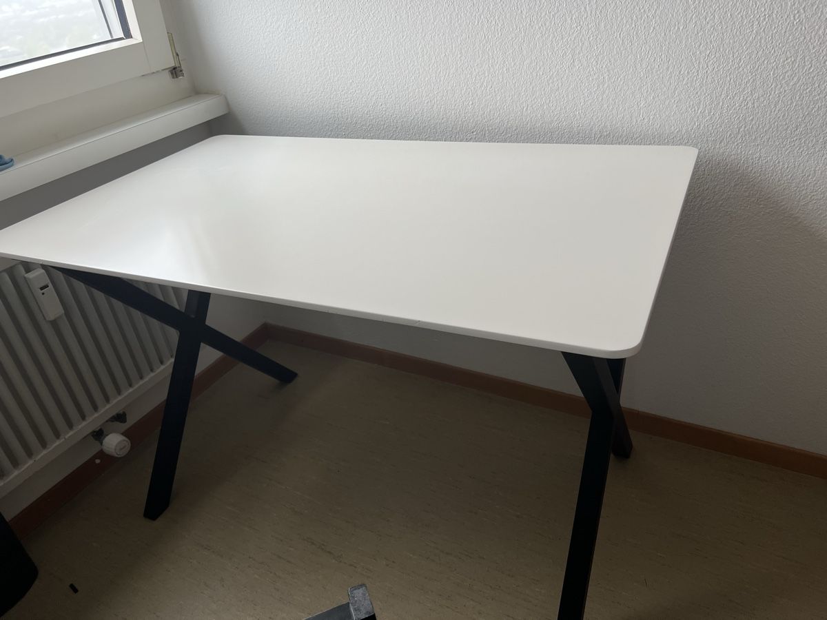 Scrivanie: Schreibtisch weiss mit schwarz Füssen. – Usato da zürich venduto da Bomba011 1