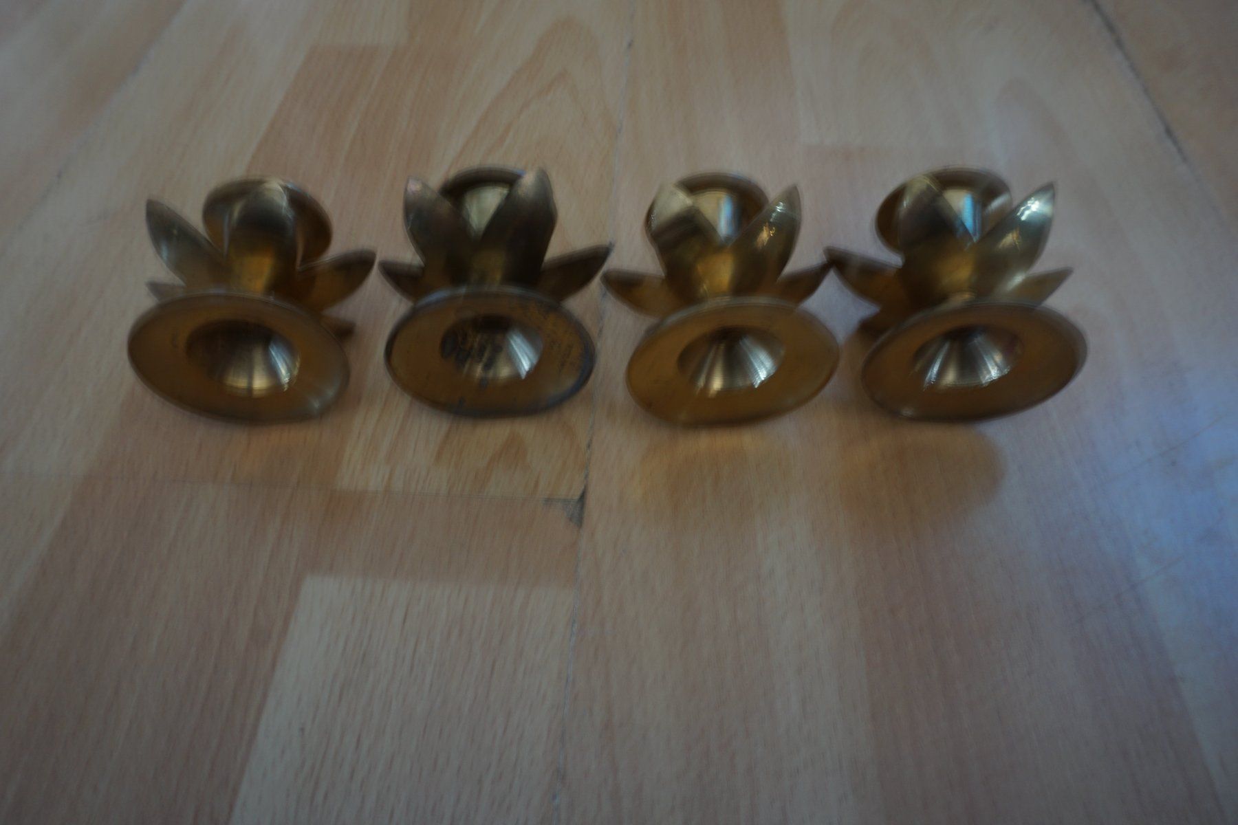Portacandele: 4er Set Kerzenhalter Messing Blumenform Vintage – Usato da Zürich venduto da einalemjena 2