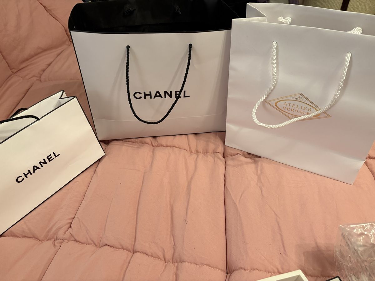 Chanel Taschen: Chanel und Versace Papiertragetaschen, neuwertig, 3 Stk. – Gebraucht aus Zürich von venusandmars 1