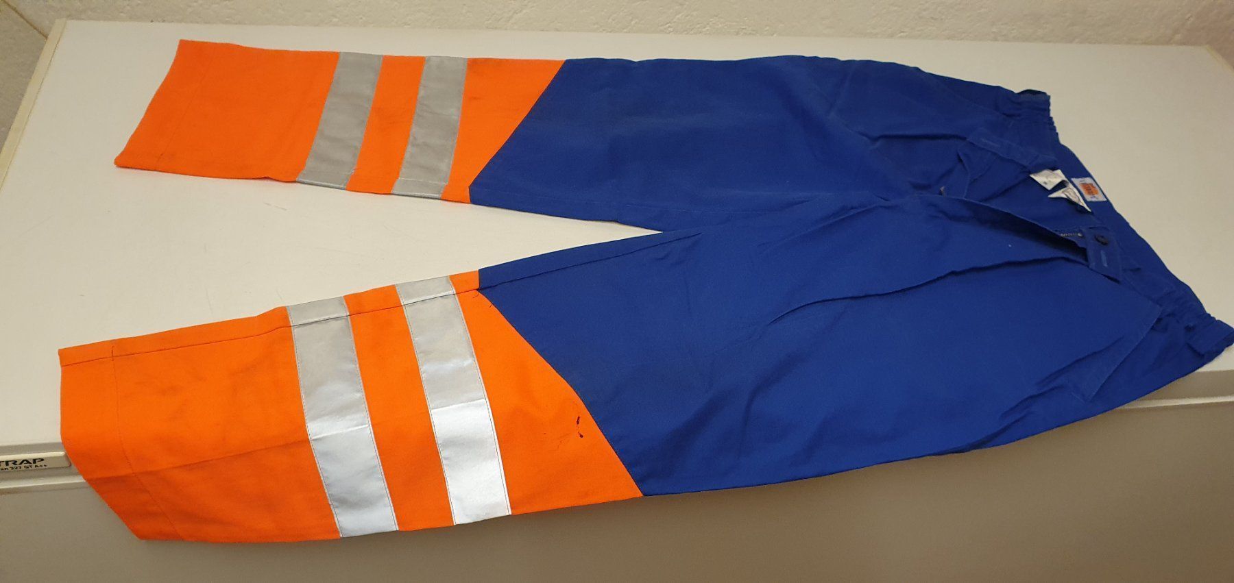 Pantaloni: Arbeitshose mit Reflektoren – Usato da Aarburg venduto da pri_7pyg