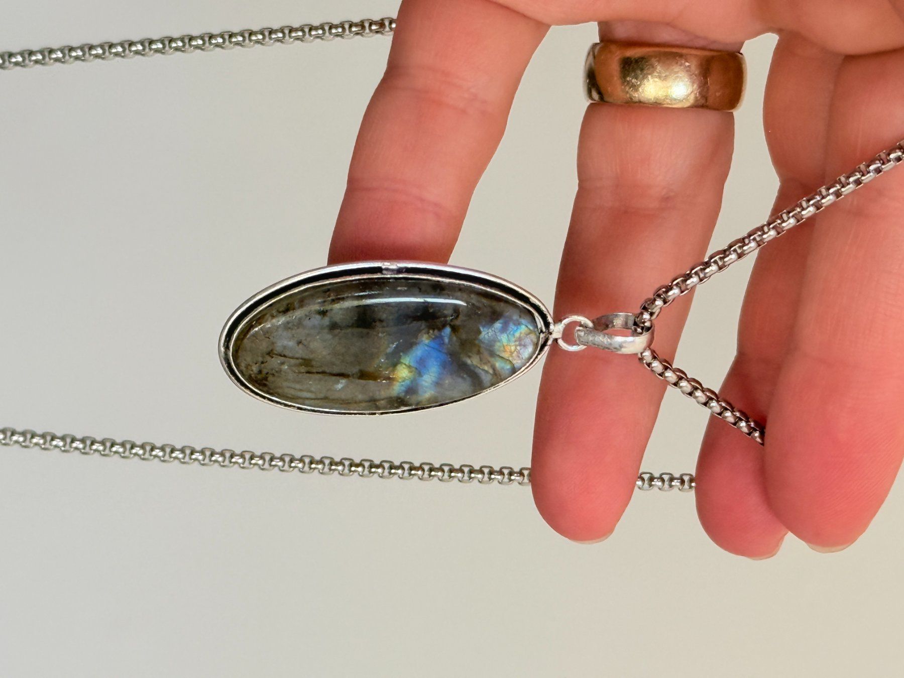 Catenine: Collier pendentif labradorite ovale – Nuovo e nell'imballaggio originale da Genève venduto da AGBERG 6