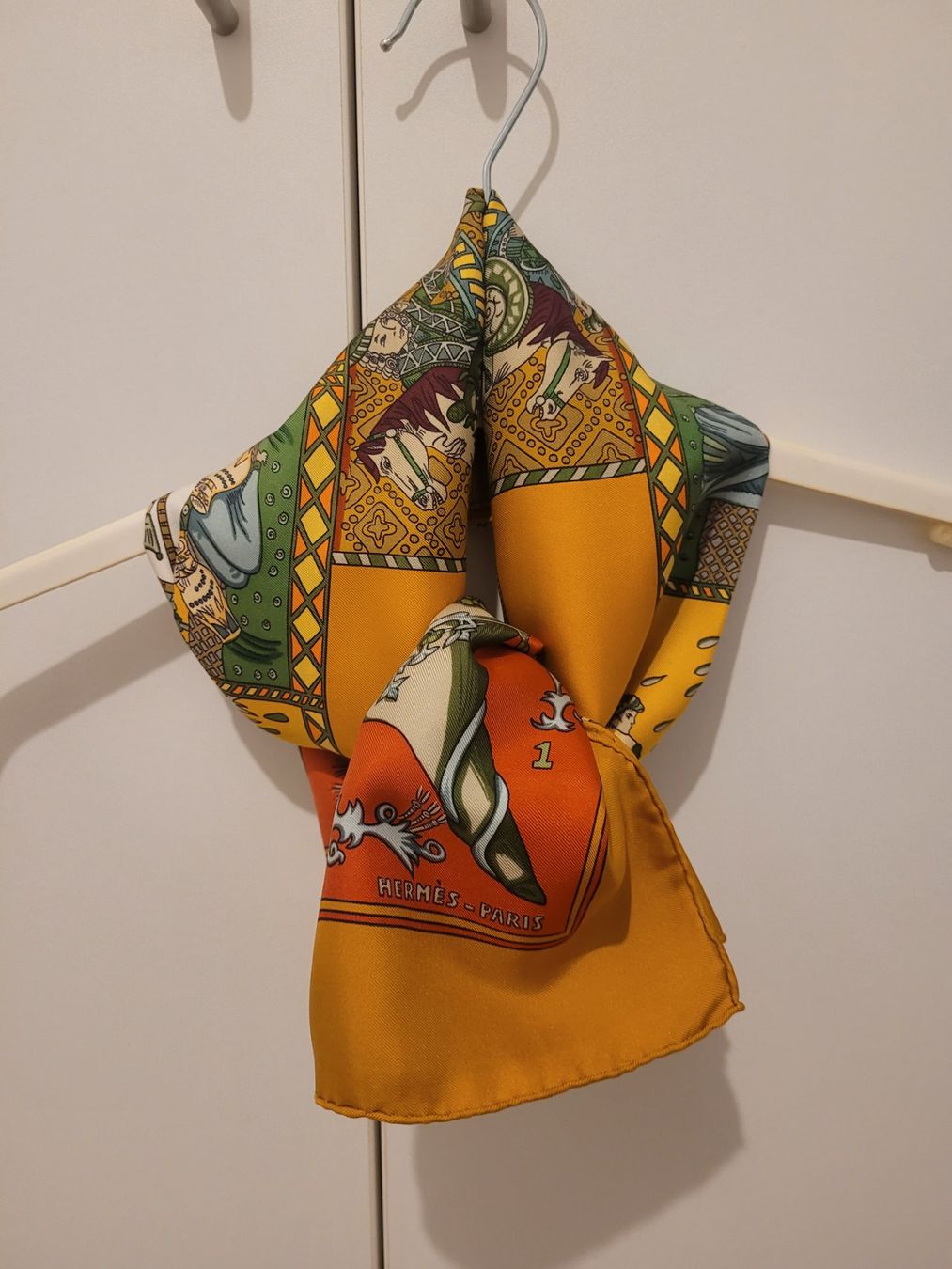 Hermès Foulard & Sciarpe: Foulard Hermès "Tarot" – Usato da St-Sulpice VD venduto da Piggy03 1