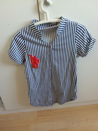 Sommerlich gestreiftes Damenbluse Gr. S oder M mit Stickere