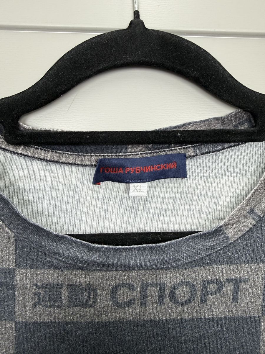 T-Shirts: Gosha Rubchinskiy monogram tee – Gebraucht aus Lausanne von Unehistoiredesapes 1