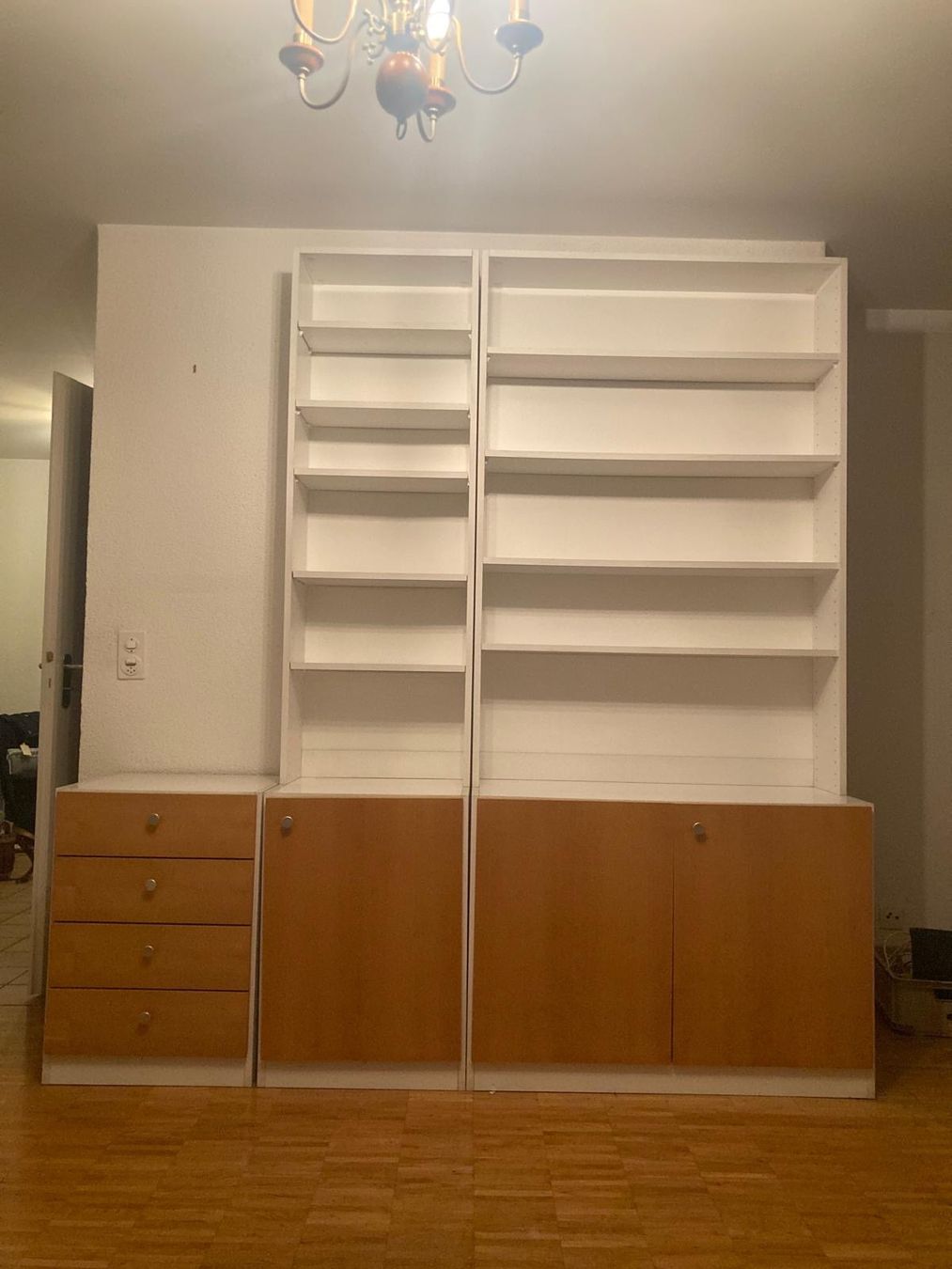 Scaffali: Bücherregal mit weissen Elementen und Holzfronten – Usato da Frick venduto da Rukki