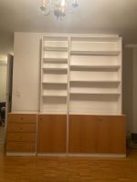 Bücherregal mit weissen Elementen und Holzfronten