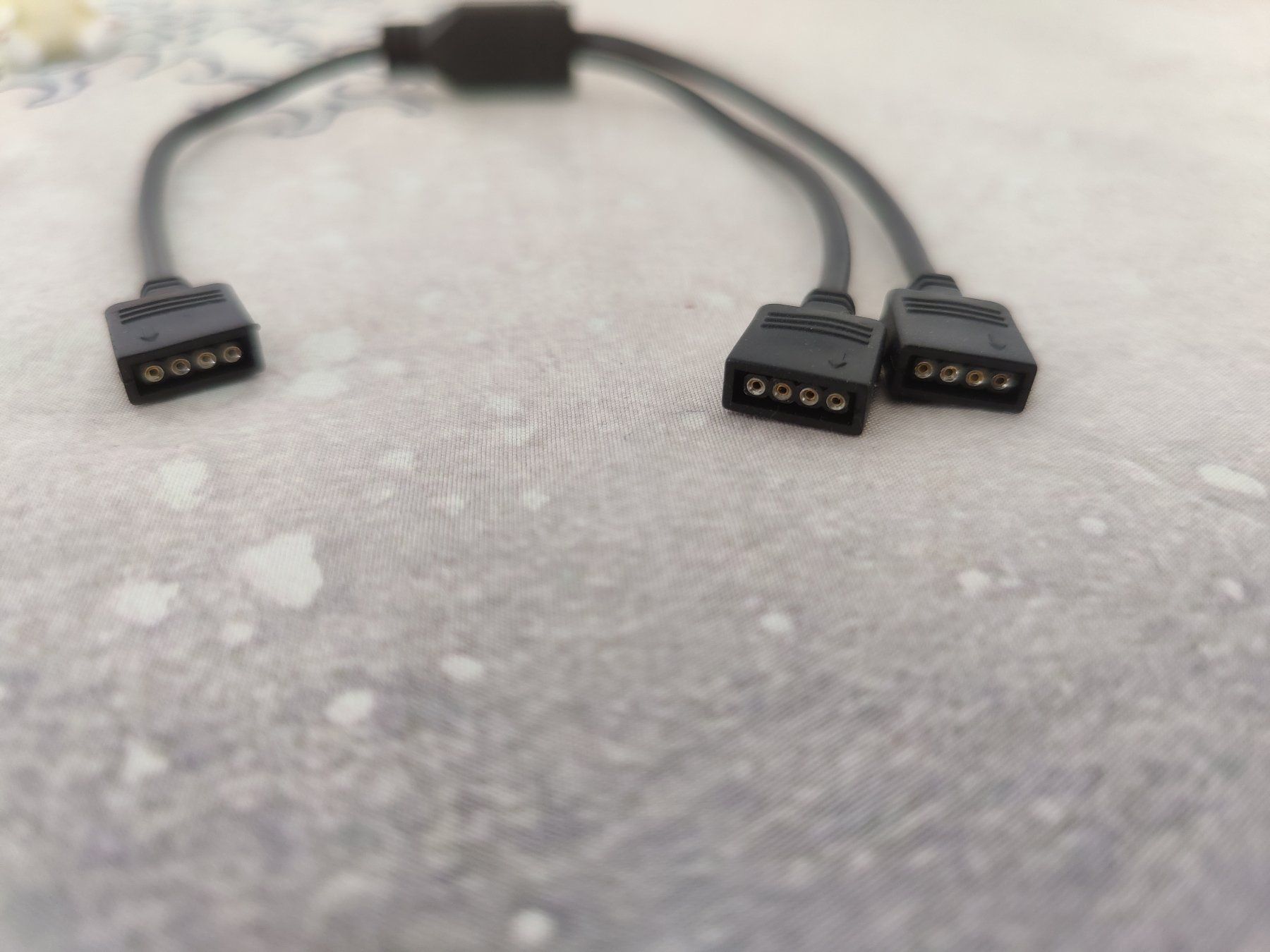 PC: RGB 4 Pin Y-Splitter – Usato da Schönenberg an der Thur venduto da bitup 2