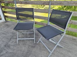 2 Klappstühle zusammen