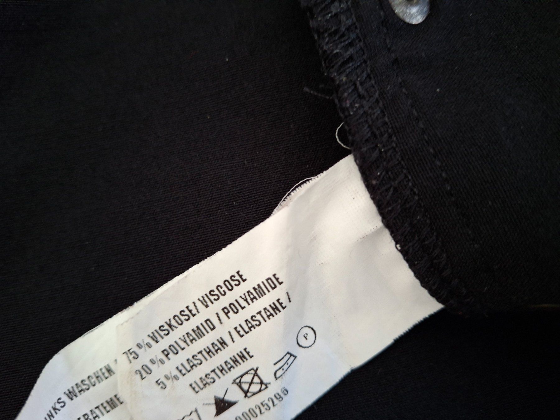 Pantaloni: Schwarze Hose,Grösse 48, Top Zustand – Nuovo (secondo la descrizione) da WALTERSWIL SO venduto da thb_ybm8 6