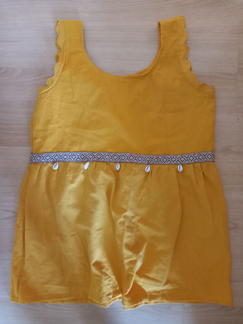 Tops: Débardeur jaune avec coquillages Taille M – Gebraucht aus Faoug von per_kp6r