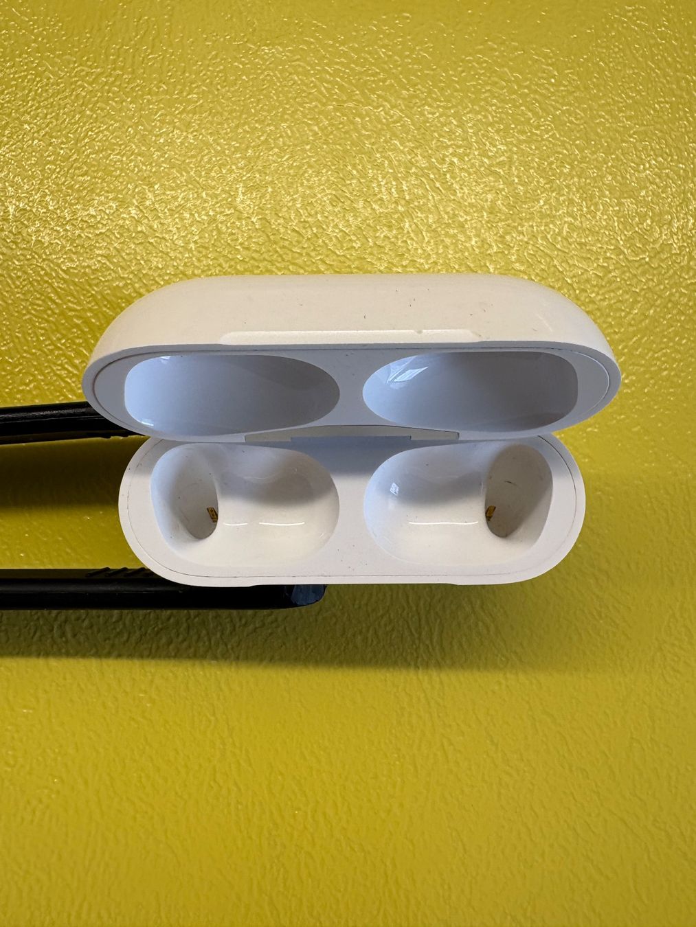 Apple Ladegeräte: Apple AirPods Pro2 charging case (A2968). – Gebraucht aus Lausanne von sil_2dxk 3