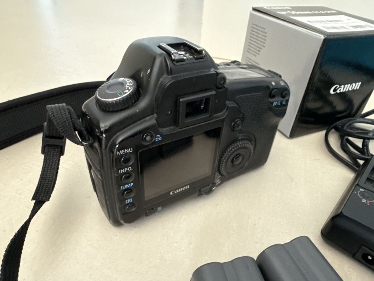Canon Kamera: Canon EOS 5D Digital Kamera mit Zubehör – Gebraucht aus Bassersdorf von dangadang 3