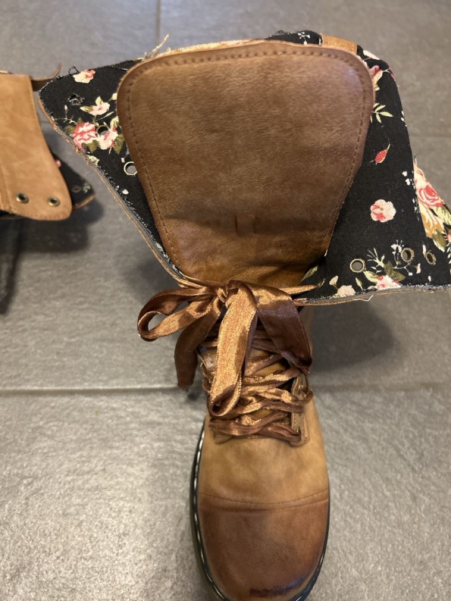 Scarpe da donna: Braune Boots Gr. 42 mit Blumenmuster  – Usato da Merishausen venduto da Yvili 4