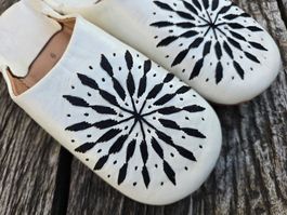 Babouches/Leder weiss/schwarz-Ledersohle (41)