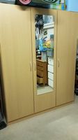 Verkaufe ab Fr. 0.- einen Holz Schrank mit Spiegel