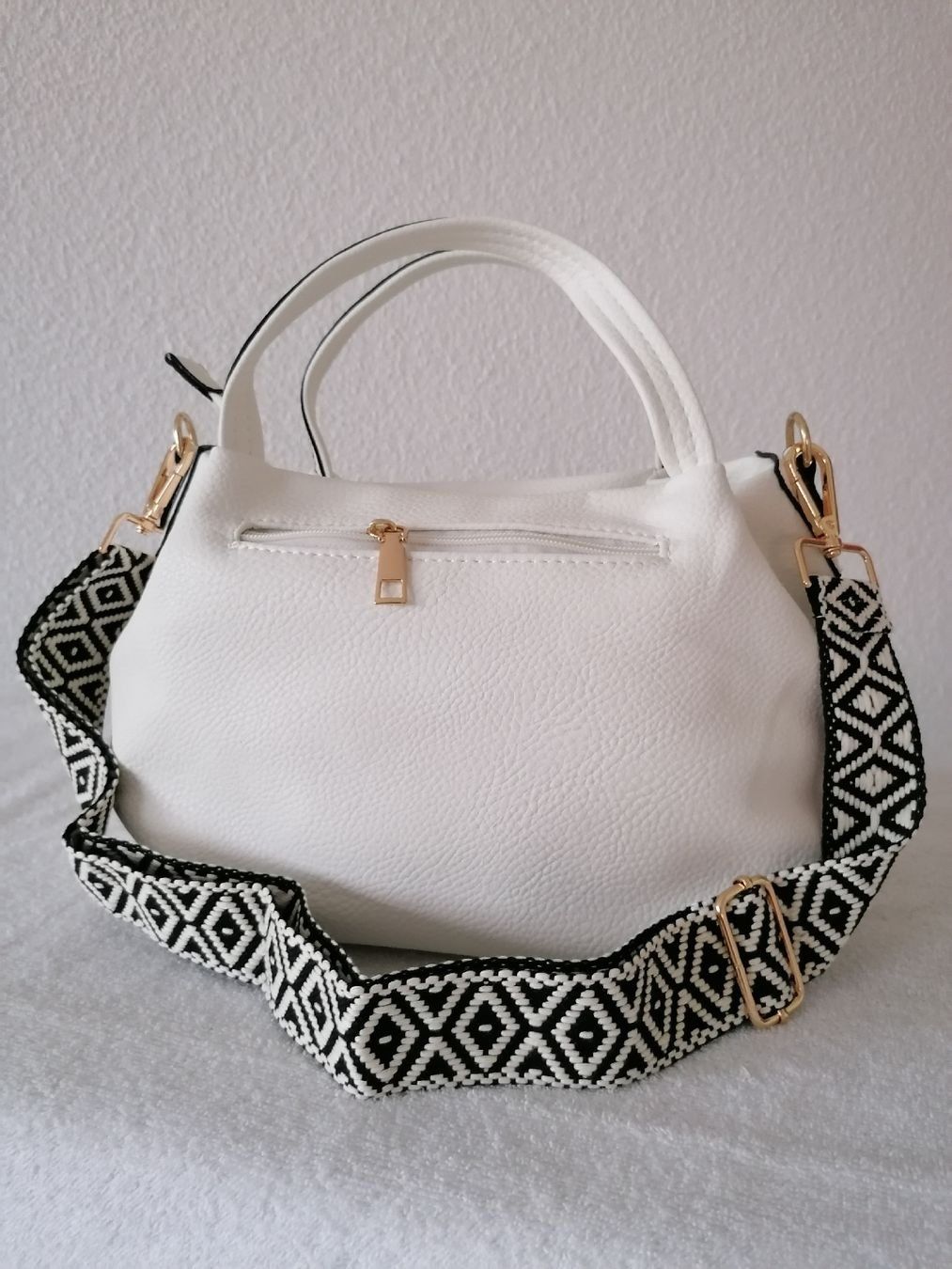 Borse da donna: Weisse Handtasche mit Ethno-Tragegurt – Nuovo e nell'imballaggio originale da Emmen venduto da Tigerlady 1