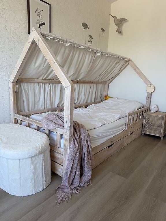 Letti: Hausbett mit Nachttisch und Matratze – Usato da Niederhasli venduto da des_f82m