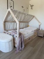 Hausbett mit Nachttisch