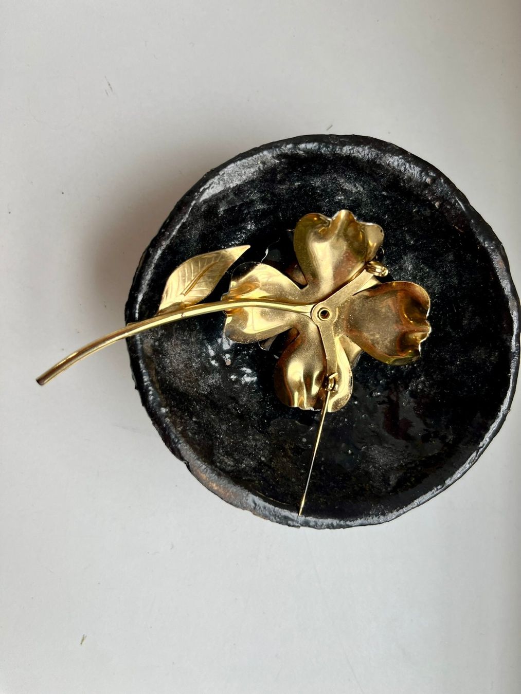 Spille & Fermagli: Elegante Vintage-Brosche, Blume mit Emaille – Usato da Wädenswil venduto da Aniares2 3