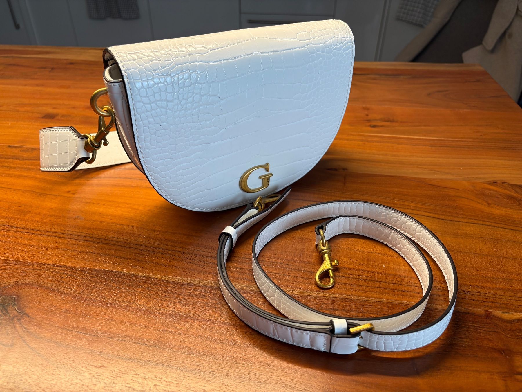 Guess Taschen für Damen: Guess Tasche weiss Kroko-Optik – Gebraucht aus Gümmenen von fla_s