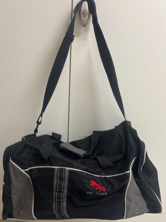 Robuste Reisetasche / Sporttasche von AIR TIGER in Grau/Schw